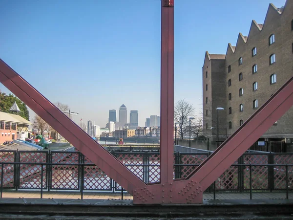 Londres Inglaterra Reino Unido 2013 Puente Metálico Sobre Río Una —  Fotos de Stock