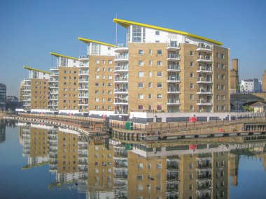 Londra /England /Uk - 02/19/2013: görüntülemek turuncu tuğla Konut binaları, Marina, Londra, Thames Nehri kıyısında