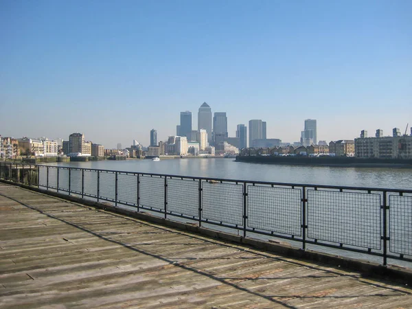 2013 背景下泰晤士河畔的金丝雀码头摩天大楼的景色 — 图库照片