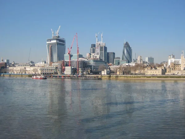 Λονδίνο Λίρα England 2013 Προβολή Της Στις Όχθες Του Ποταμού — Φωτογραφία Αρχείου