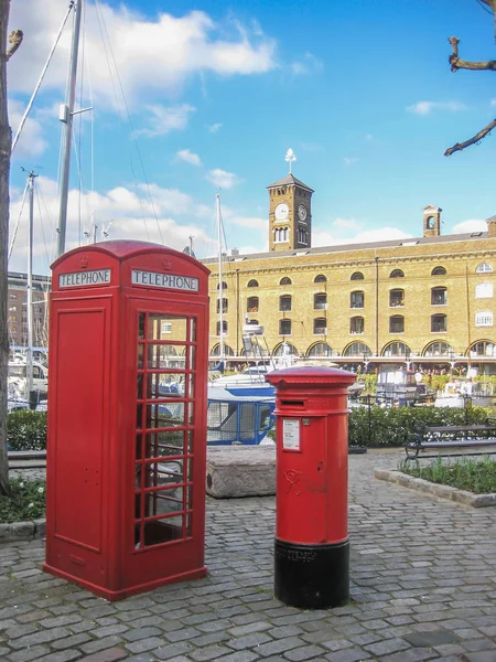 Londyn England 2013 Widok Czerwone Brytyjski Budki Telefonicznej Czerwony Ulicy — Zdjęcie stockowe