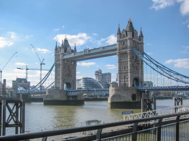 Londra / İngiltere'de - 02/19/2013: Kraliçe Tower Bridge üzerinde arka plan, mavi gökyüzü ile Merkezi Londra'da Thames Nehri kıyısında görünümünü