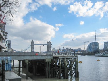 Londra / İngiltere'de - 02/19/2013: Kraliçe Tower Bridge üzerinde arka plan, mavi gökyüzü ile Merkezi Londra'da Thames Nehri kıyısında görünümünü