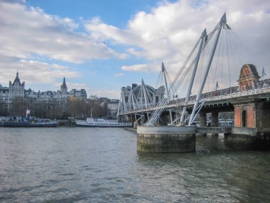 Londra / İngiltere / Uk - 02/19/2013: binalar, tekneler ve köprüler ile Merkezi Londra'da Thames Nehri kıyısında görünümünü