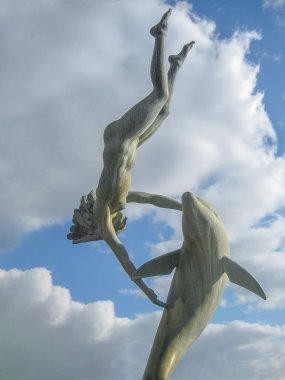 Londra / İngiltere / Uk - 02/19/2013: ünlü heykeli gild ve yunus manzaraya Merkezi Londra'da Thames Nehri'nin kıyısında