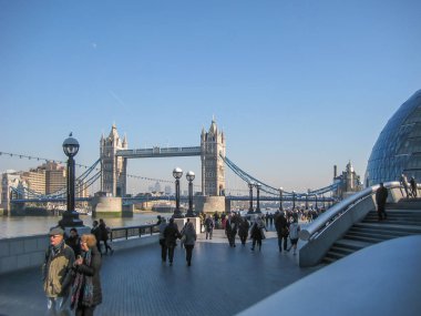 Londra / İngiltere'de - 02/19/2013: Kraliçe Tower Bridge üzerinde arka plan, mavi gökyüzü ile Merkezi Londra'da Thames Nehri kıyısında görünümünü