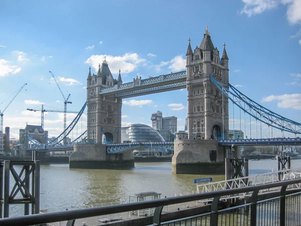 2013 伦敦市中心泰晤士河畔的河岸景观 背景为蓝天 — 图库照片