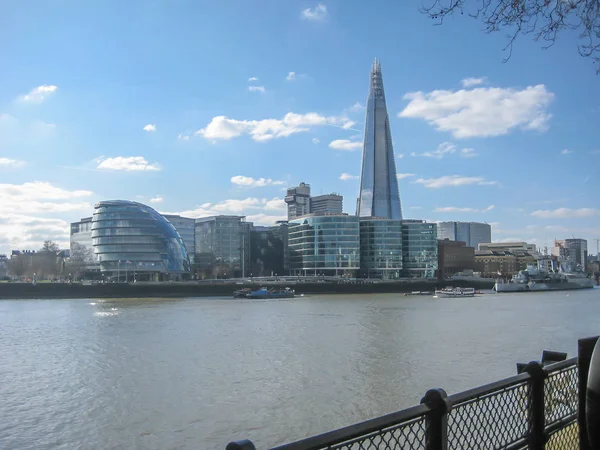 ロンドン England イギリス 2013 ボートの建物および中央ロンドンのテムズ川のほとりのビュー — ストック写真