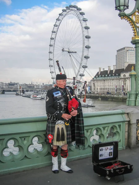 Londen Engeland 2013 Man Spelen Doedelzak Gekleed Traditionele Schotse Kostuum — Stockfoto