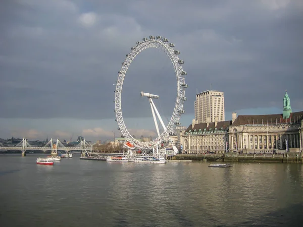2013 在伦敦市中心的泰晤士河畔与伦敦眼结构建筑 小船和桥梁的看法 — 图库照片