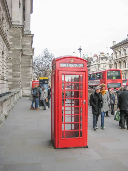 England Londyn 2013 Widok Słynny Brytyjski Czerwony Telefon Stoisku Ludzi — Zdjęcie stockowe