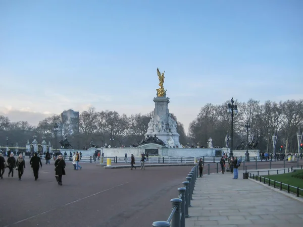 Londres Inglaterra Reino Unido 2013 Vista Estátua Rainha Vitória Fora — Fotografia de Stock