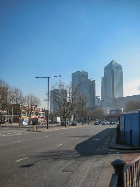 ロンドンの England イギリス 2013 カナリー ワーフ周辺道路に高層ビルとロンドンでの背景として表示 — ストック写真
