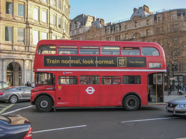 England Londyn 2013 Widok Słynne Autobus Brytyjski Czerwony Środku Ruchu — Zdjęcie stockowe