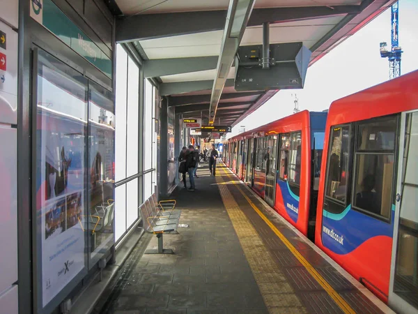London England 2013 View Train Station Canary Wharf Red Train — Stock Photo, Image