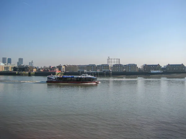 ロンドン England イギリス 2013 川とカナリー ワーフまで背景の高層ビルとテムズ川のほとりにボートのビュー — ストック写真