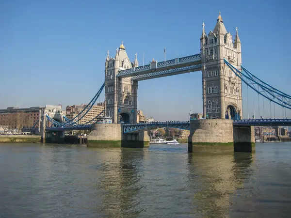 ロンドン 2013 青空にクイーン タワー ブリッジとロンドン中心部のテムズ川のほとりのビュー — ストック写真