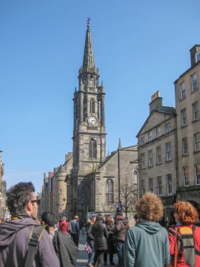 Edinburgh / İskoçya / Uk - 04/20/2014: View of Edinburgh şehir merkezi tarihi binaları ve İskoçya'da sokakta geziniyor insanlar ile
