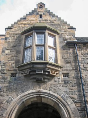 Edinburgh / İskoçya / Uk - 04/20/2014: Edinburgh şehir iç Edinburgh kalesinde ayrıntı duvarlar Ortaçağ Kalesi asıl geçit ve oriel pencere, görünüm