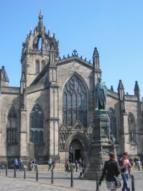 Edinburgh / İskoçya / Uk - 04/20/2014: St Giles Katedrali, olarak da bilinen yüksek Kirk Edinburgh, görünümü yürüyüş halkın, turistlerin ve heykel, Walter Francis Montagu Douglas Scott, Edinburgh