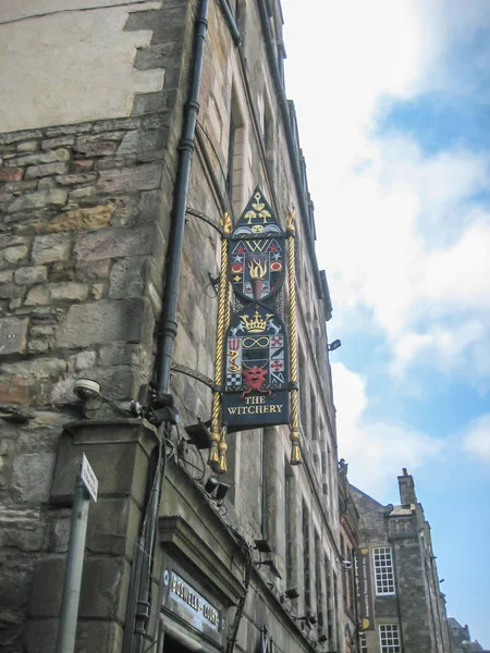 エジンバラ スコットランド 2014 スコットランドの店で外装の古い建物に魔法の紋章を持つビューのエジンバラ市内中心部 — ストック写真