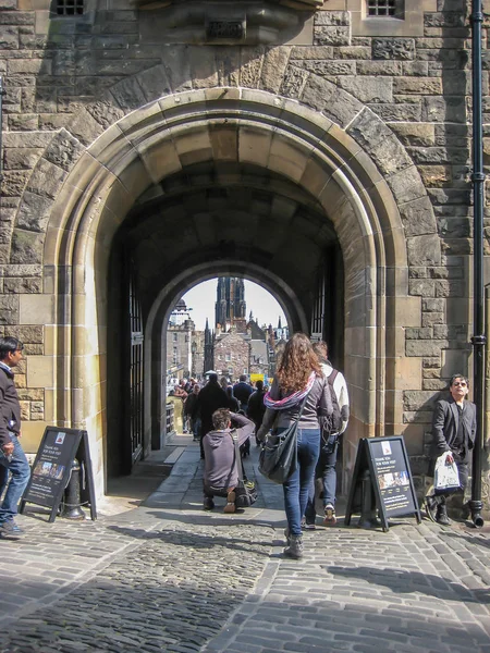 爱丁堡 苏格兰 2014 视野在爱丁堡城堡 墙壁细节中世纪堡垒主要门和游人步行 在爱丁堡的城市 — 图库照片