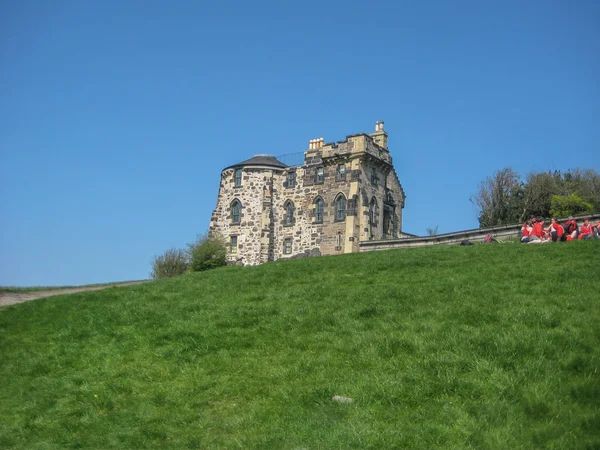 Εδιμβούργο Σκωτία 2014 Θέα Μια Πέτρα Κλασική Κατοικία Γρασίδι Γύρω — Φωτογραφία Αρχείου