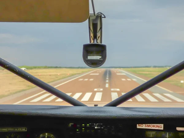 Pilot Kabini Açılış Botswana Aerodrome Pist Için Eski Uçakta Görünümü — Stok fotoğraf