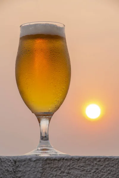 Bicchiere Birra Ghiacciato Dettagliato Con Sfondo Sfocato Con Tramonto — Foto Stock