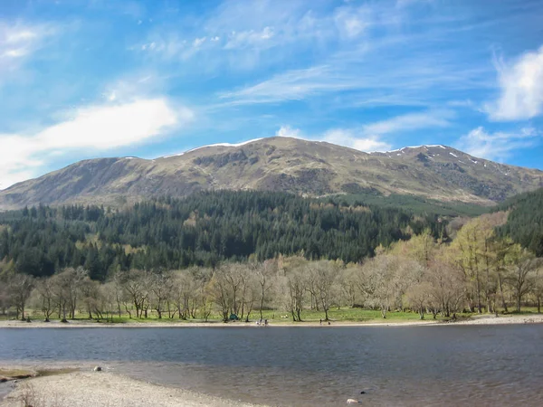 Hoogland Scotland_ Bergen Landschap Meer Achtergrond Met Blauwe Bewolkte Hemel — Stockfoto