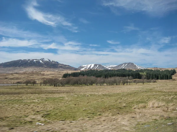 Wyżyna Scotland_ Góry Krajobraz Tła Widokiem Duży Niebieski Sky_ Zachmurzony — Zdjęcie stockowe