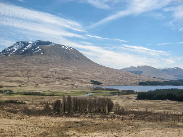 Krajobraz Wyżyny Scotland_ Góry Jeziora Tle Niebieskiego Nieba Deszczu — Zdjęcie stockowe