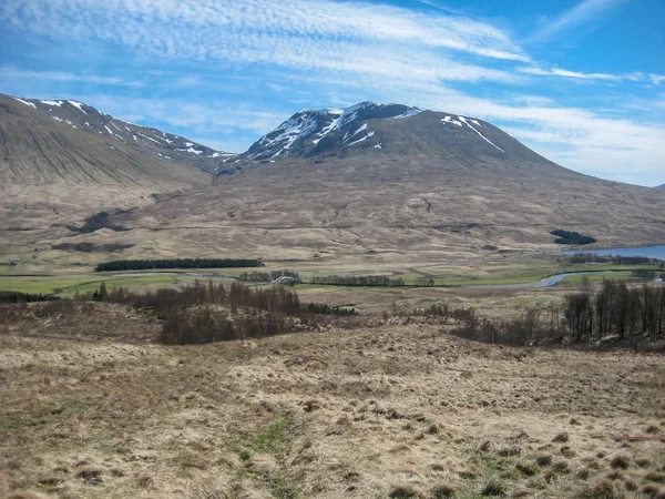 ハイランド Scotland_ 山脈の景色と青い曇り空を背景に湖 — ストック写真