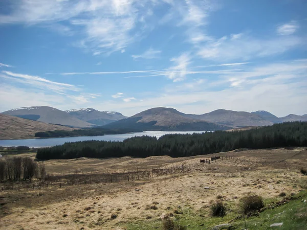 Krajobraz Wyżyny Scotland_ Góry Jeziora Tle Niebieskiego Nieba Deszczu — Zdjęcie stockowe