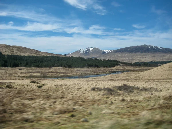 Krajobraz Wyżyny Scotland_ Góry Jeziora Tle Niebieskiego Nieba Deszczu — Zdjęcie stockowe