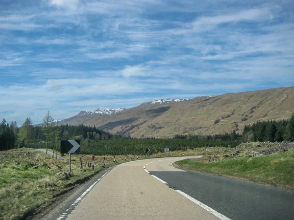 Hochland Schottland Gebirgslandschaft Asphaltstraße Mit Blauem Bewölkten Himmel — Stockfoto