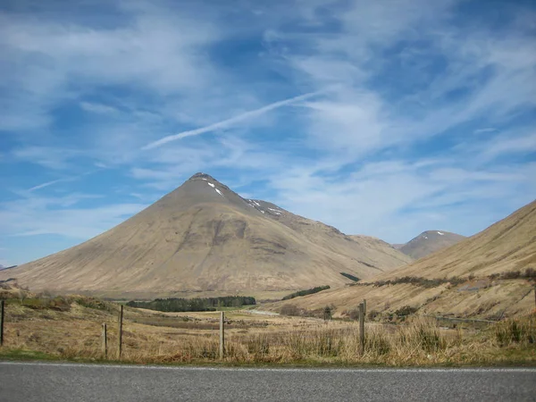 Highlands Scozia Montagne Paesaggio Sfondo Blu Nuvoloso Cielo Grande Vista — Foto Stock