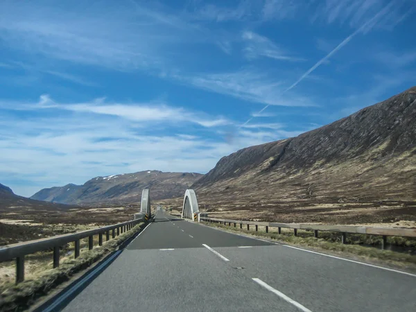 Krajobraz Góry Scotland_ Highlands Asfaltowa Droga Most Niebieski Niebo Pochmurne — Zdjęcie stockowe