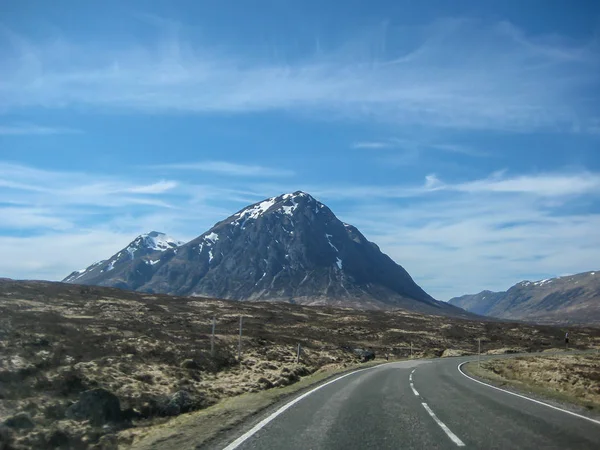 Highlands Scotland Mountains Paisagem Estrada Asfalto Com Céu Azul Nublado — Fotografia de Stock