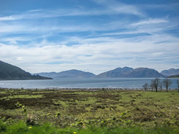 Highlands Scotland Mountains Paisagem Lago Fundo Com Céu Azul Nublado — Fotografia de Stock