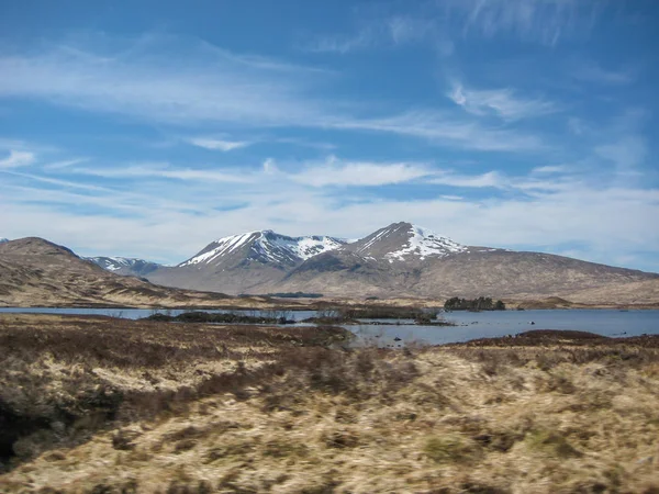 ハイランド Scotland_ 山脈の景色と青い曇り空を背景に湖 — ストック写真
