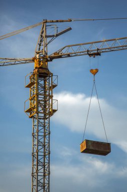 İnşaat Tema: mavi gökyüzü ve bulutlu gri inşaat vinç