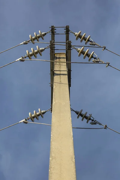 Vista Detalhada Poste Eletricidade Com Cabos Elétricos Céu Azul Como — Fotografia de Stock