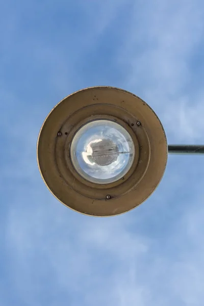 Detailní Kovový Pouliční Lampy Pěší Cyklostezce Modrou Oblohou Jako Pozadí — Stock fotografie