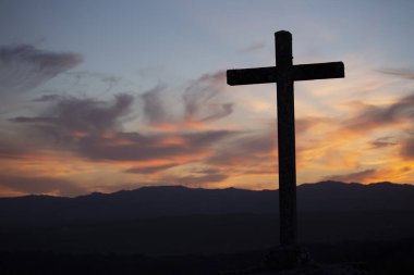 Din tema, Katolik haç ve siyah gölgeli arka plan, Viseu, Portekiz gibi sıcak renkler ve dağ fantastik günbatımı manzarası