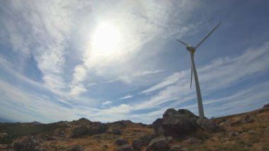Eco ayrıntılı üstünde tepe-in dağ, bitki örtüsü ve granit taşlar, biraz bulutlu gökyüzü arka plan olarak tema, Rüzgar türbini,