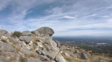 Eco tema, 4k, 60 kare görüntülemek tepesine dağ, peyzaj bitki örtüsü ve granit taşlar, biraz bulutlu gökyüzü Caramulo, Portekiz için arka plan olarak tarafından