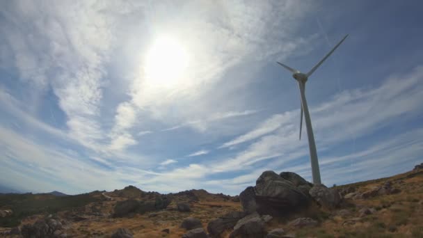 Eco Theme Turbina Wiatrowa Szczegółowe Szczycie Góry Roślinność Granitowe Kamienie — Wideo stockowe