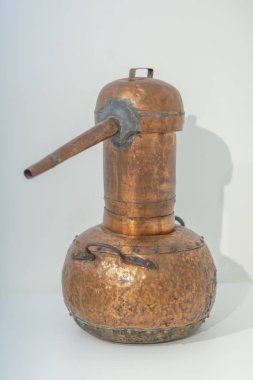 Antika tema, tek rustik alquitar distiller, el yapımı metal, Arap tarzı, izole, saplı, gölge ile beyaz arka plan
