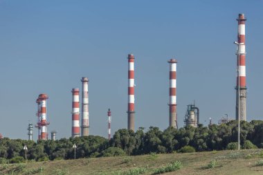 Sanayi tema, tam görüntülemek, endüstriyel kompleks petrol rafinerisi, binalar, ekipman ve makine, mavi gökyüzü arka plan, Portekiz